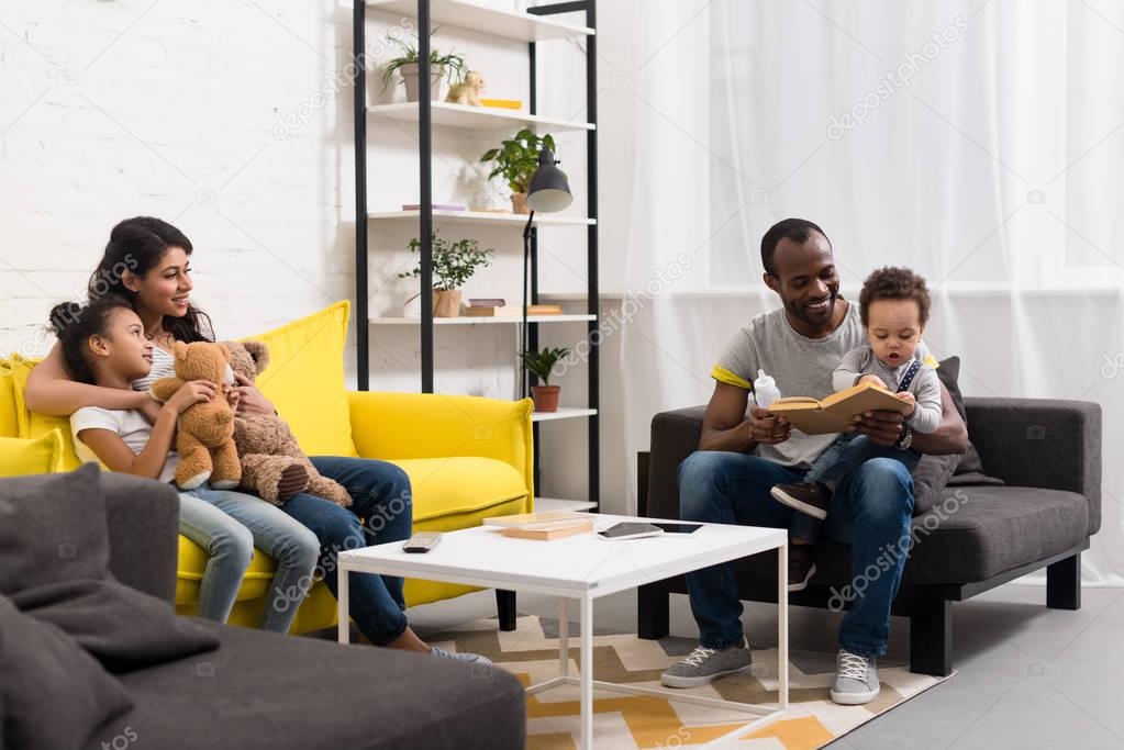 Sala de casa con iluminación y contactos eléctricos instalados