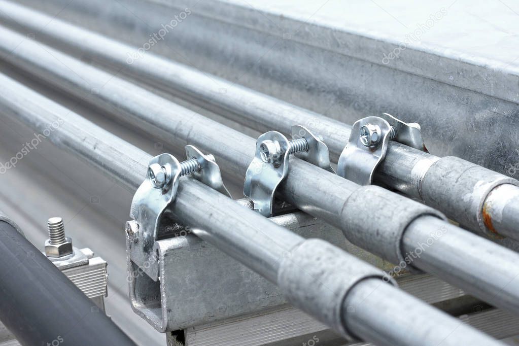 Condulets y accesorios de tubería eléctrica sobre mesa de trabajo