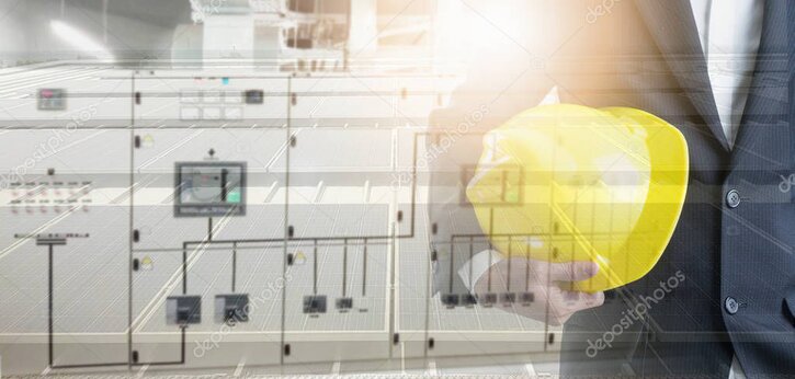 Técnico realizando mantenimiento eléctrico en empresa