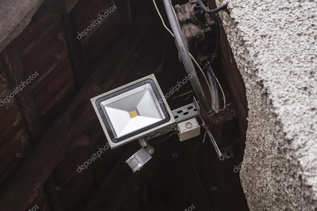 Cochera de casa iluminada con lámparas LED de seguridad