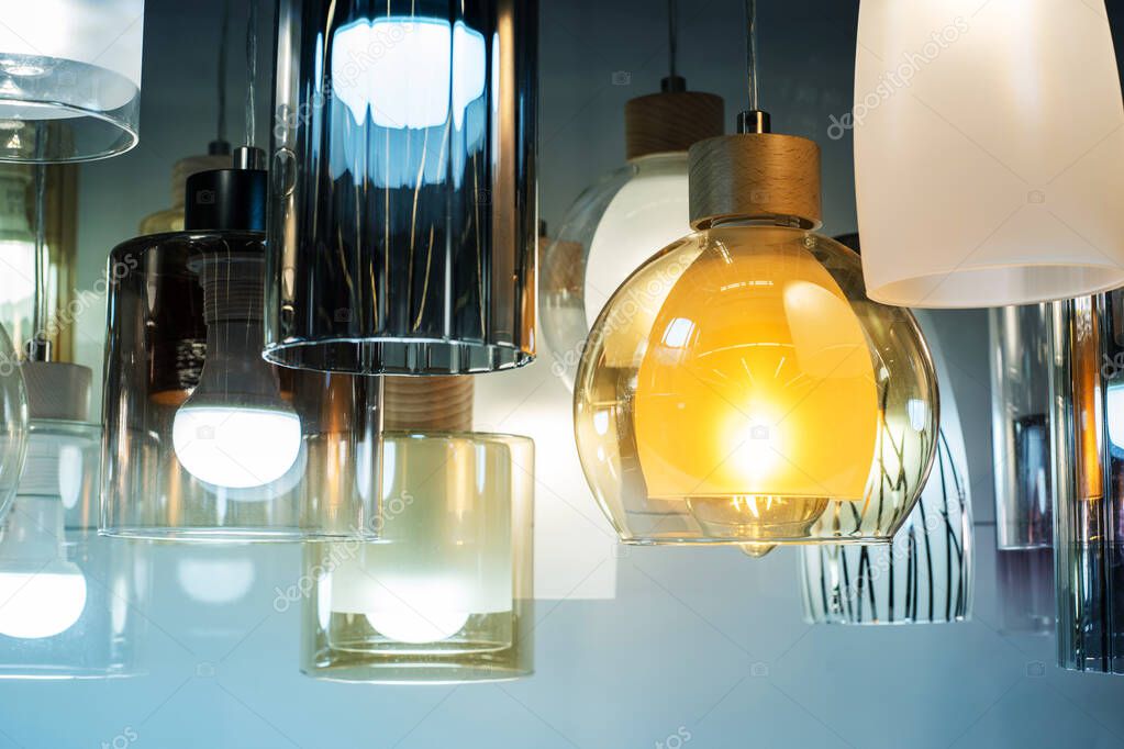 Tienda con vitrinas y productos iluminados con luz LED