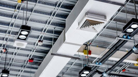 Nave industrial con instalación eléctrica y luminarias