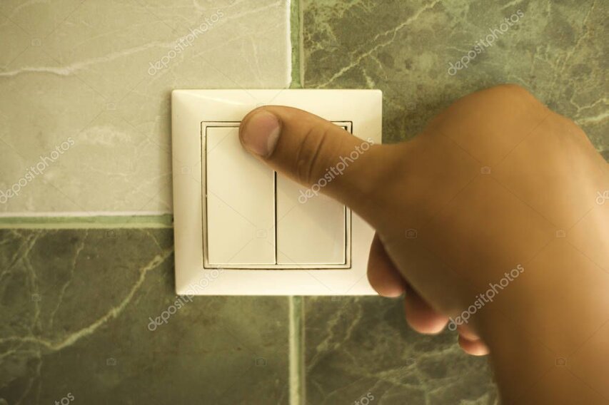 Persona operando apagador recién instalado