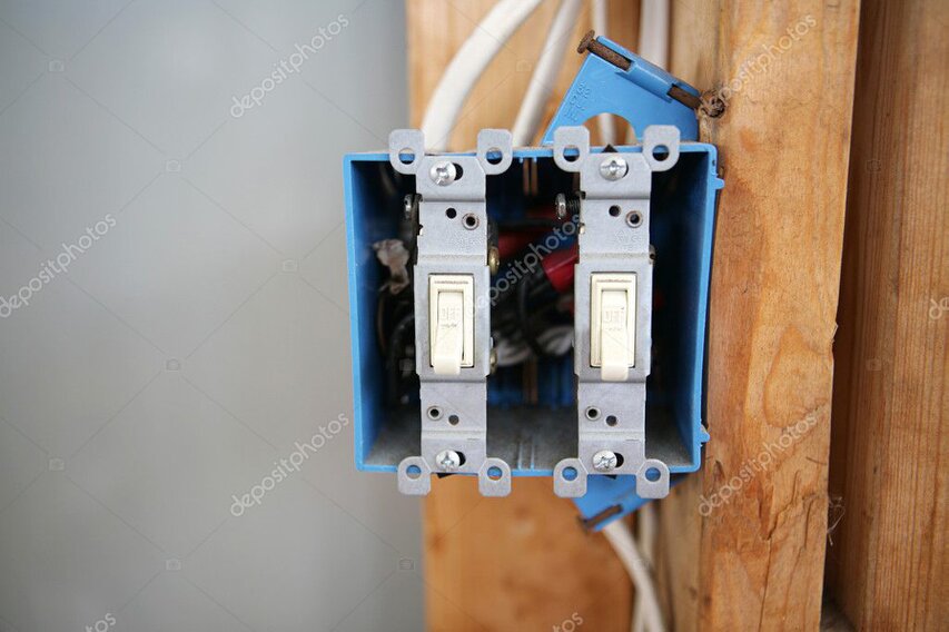 Caja a prueba de explosión instalada con tubería en área industrial